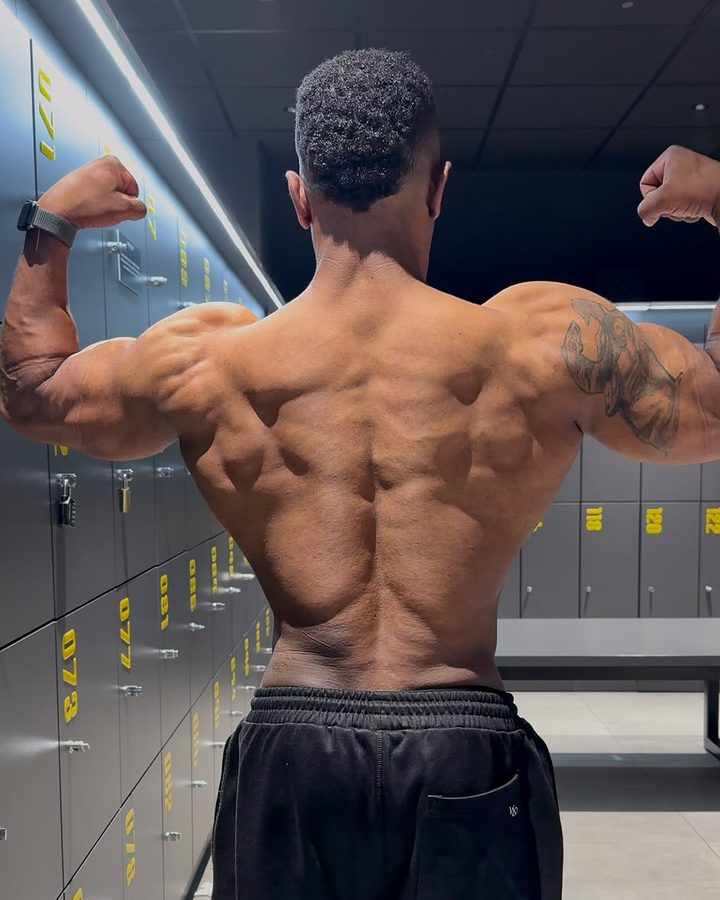 Joel de espalda después de 50 semanas de definición